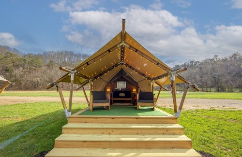 Newport RV Rental | Group Glamping: Luxury Tents Near Gburg and PF