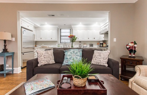Old Town House | GROUP LUX in Old Town 4bd/3ba (+Rooftop/Parking)
