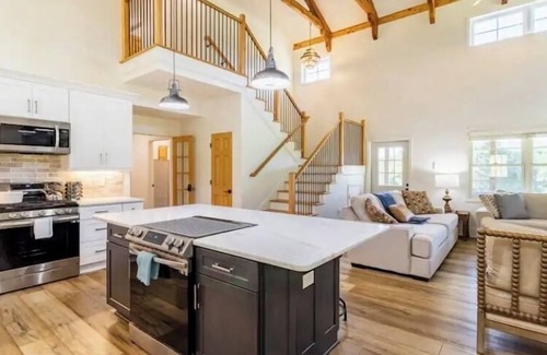 Summerville Other | Group Retreat! Pool, Hot Tub, 15 Acres, Near Rome Tennis, Atlanta & Chattanooga!