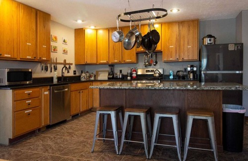 Bloomington House | Group Retreat – Sleeps 20–50 | Hot Tub, Pool, Cabins & Camping Area Less than 10 minutes from India