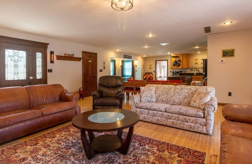 Bloomington House | Group Retreat – Sleeps 20–50 | Hot Tub, Pool, Cabins & Camping Area Less than 10 minutes from India
