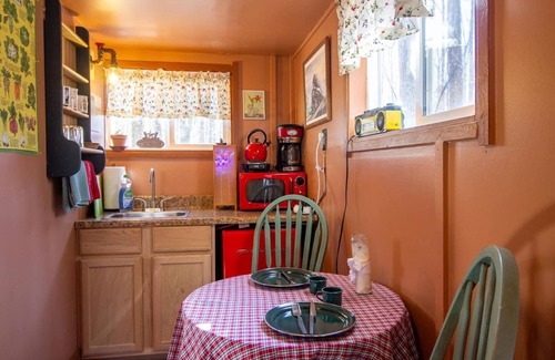 Bloomington House | Group Retreat – Sleeps 20–50 | Hot Tub, Pool, Cabins & Camping Area Less than 10 minutes from India