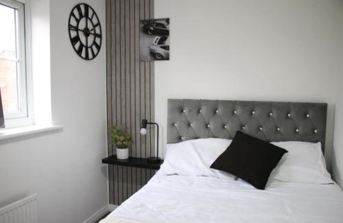Cheetham Hill House | Group Stay Sleeps 7 Manchester city contractors and family