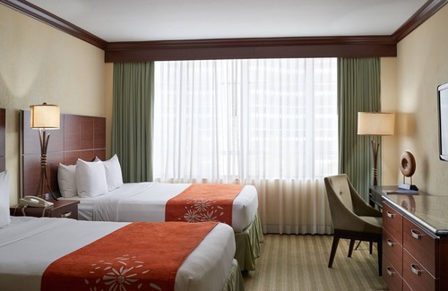 Sunny Isles Beach Hotel | Group Travel! 4 Pet-friendly Units, Onsite Pool, Walk to the Beach!