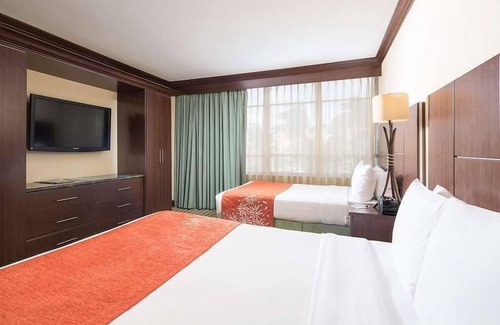 Sunny Isles Beach Hotel | Group Travel! 4 Pet-friendly Units, Onsite Pool, Walk to the Beach!