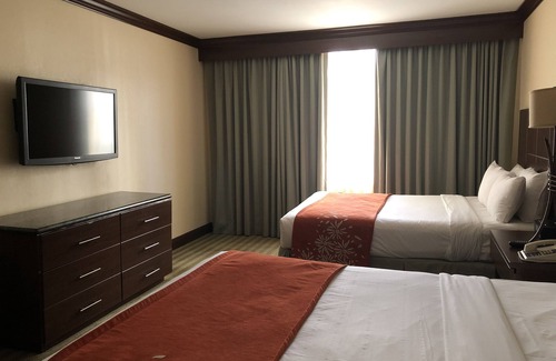 Sunny Isles Beach Hotel | Group Travel! 4 Pet-friendly Units, Onsite Pool, Walk to the Beach!