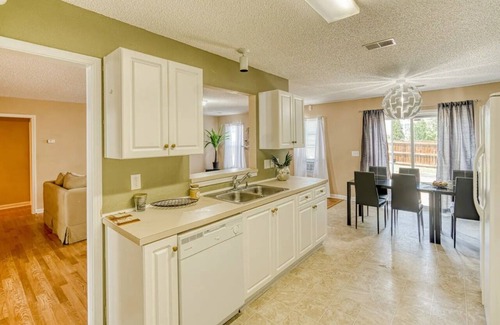 Huntcliff House | Groups, Family, Graduation, Fort Jackson, USC Downtown
