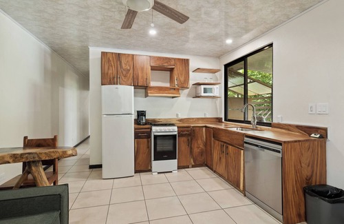 Villarreal House | Groups Stay @ Hummingbird Palace in Two Home