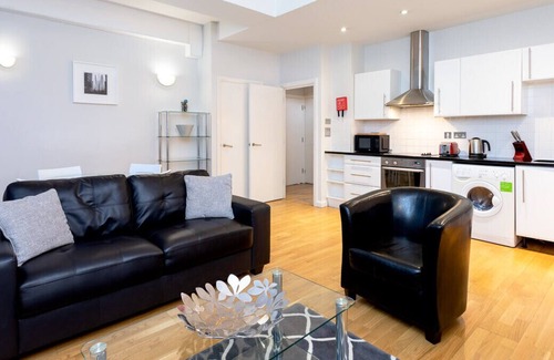 Queenhithe Apartment | Groveland Court Residence VIII