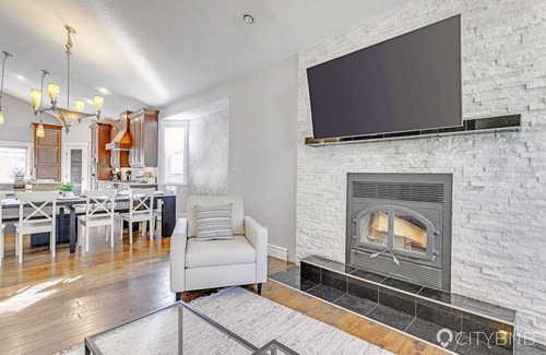 West Edmonton House | Grovenor. Sleeps 14. Family Home. Triple Garage.