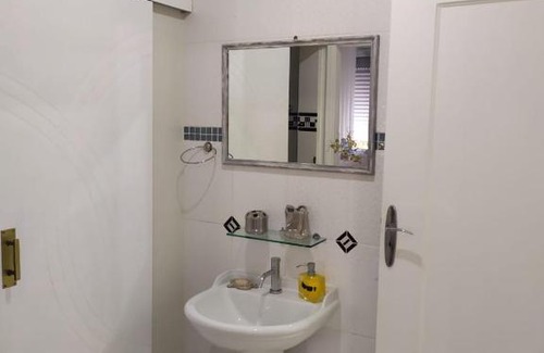 Jardim Vitoria Apartment | Guarujá Enseada - Apto 200m da praia - 02 dorm. Wi-fi + AR + Estacionamento