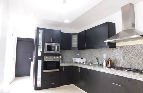 Guayaquil House | Guayaquil large commercial-tourist sector house, 40 minutes from beaches.