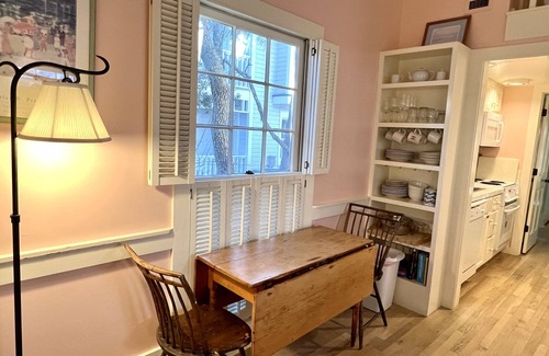 Seaside Cottage | Guest Cottage w King bed, Steps To Beach And Pool + 2 Adult Bikes!