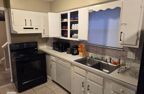 Reynoldsburg House | GUEST-HOUSE # 3: Charming 3-bedroom house in lovely Reynoldsburg