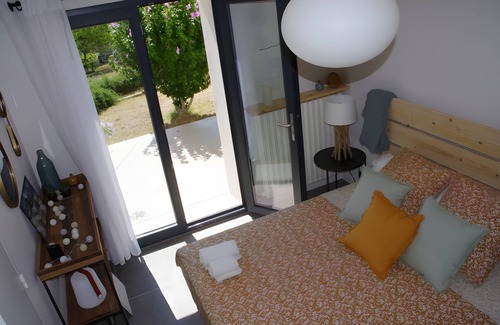 Bourg-Saint-Andeol House | Guest House 'Chambre Côté Ventoux' with Shared Pool and Garden