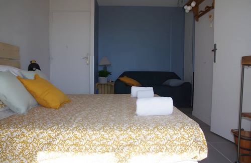 Bourg-Saint-Andeol House | Guest House 'Chambre Côté Ventoux' with Shared Pool and Garden