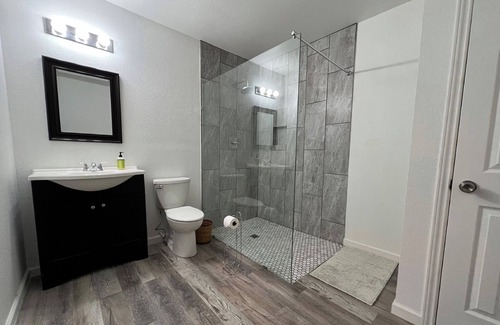 Uptown Cottage | Guest house in Quiet Neighborhood convenient to shopping, restaurants, downtown.