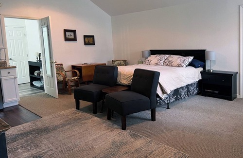 Uptown Cottage | Guest house in Quiet Neighborhood convenient to shopping, restaurants, downtown.