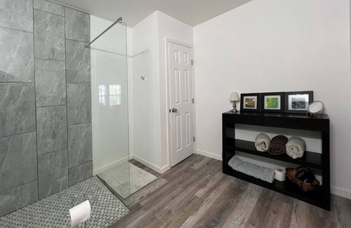 Uptown Cottage | Guest house in Quiet Neighborhood convenient to shopping, restaurants, downtown.