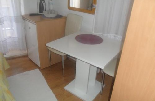 Cove Tri Zala (Zrnovo) Apartment | Guest House Leon