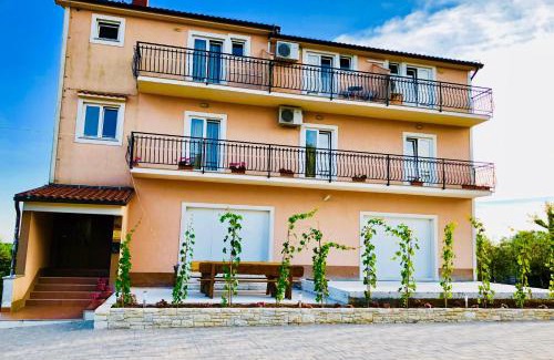 Golas House | Guest House Maxi