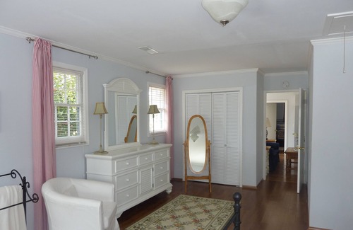 Pineville House | Guest House .Remote Luxurious living, Driving Range & swimming pool