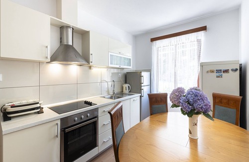 Molunat House | Guest House Rooms Rose