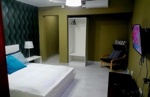 Luanda House | Guest House Sleeps 14 with Terrace