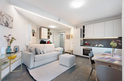 Belgirate Apartment | Guest House 'Sunset On The Lake' with Lake View, Private Terrace and Wi-Fi