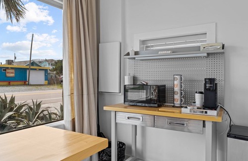 Topsail Beach Hotel | Guest House Topsail - King Suite in hotel on Topsail Beach, North Carolina