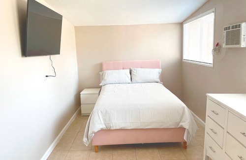 Anaheim Colony Historic District Cabin | Guest house vacation Disneyland.