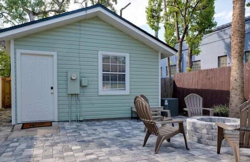 Southbank Apartment | Guest House with a Pool! Intimate spot for relaxation