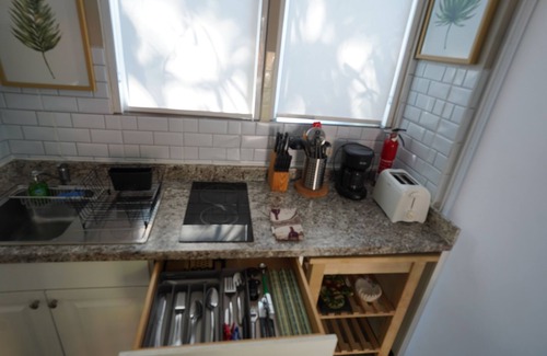 East Little Havana Cottage | Guest House with AC and WiFi in vibrant Miami
