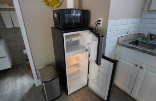 East Little Havana Cottage | Guest House with AC and WiFi in vibrant Miami