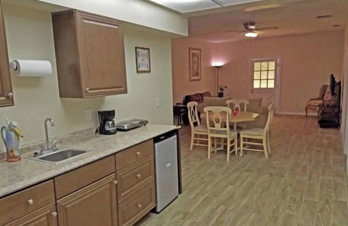 Leesburg House | Guest House with pool, boat parking