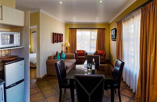 Humewood Bed & Breakfast | Guest Lodge, double bed and sofa bed max 4 guests, near Port Elizabeth
