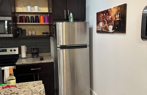Mount Vernon Apartment | Guest luxury suite, in the inner harbor Baltimore.
