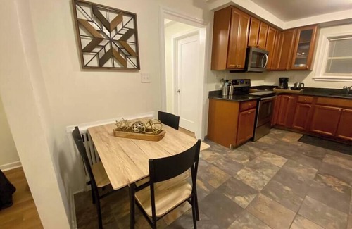 Oak Park Apartment | Guest Nest River Forest RF 101 2BR Laundry Pets OK