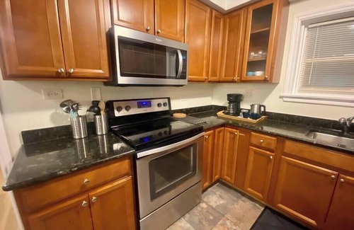 Oak Park Apartment | Guest Nest River Forest RF 101 2BR Laundry Pets OK