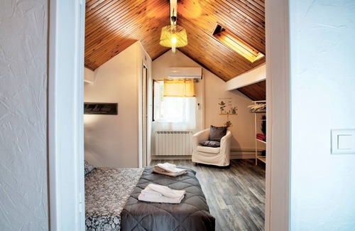 Mouleydier Bed & Breakfast | Guest Room Les Tuilières with Private Pool and Air Conditioning in Dordogne