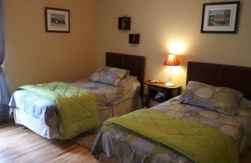 Pointe-de-Sainte-Foy House | guest room (twin)