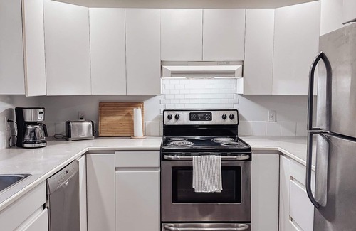 North Vancouver Condo | Guest Suite in North Vancouver - Pet Friendly