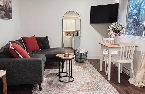North Vancouver Condo | Guest Suite in North Vancouver - Pet Friendly