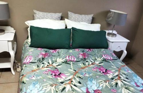 Greater Johannesburg Metropolitan Area Apartment | Guest Suite in Roodepoort with private access