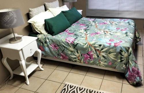 Greater Johannesburg Metropolitan Area Apartment | Guest Suite in Roodepoort with private access