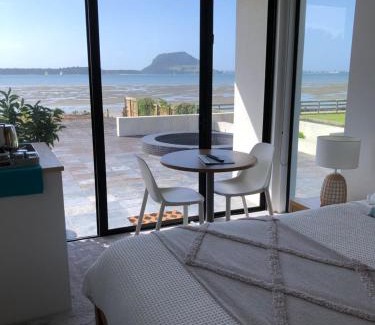 Tauranga House | Guest Suite with Sea Views and Thermally Heated Hot Tub