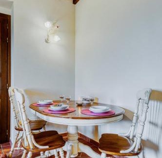 Castiglione del Lago Apartment | GuestHost - Il Glicine, apt with garden and pool