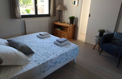 Bourg-Saint-Andeol House | Guesthouse 'Chambre Côté Vignes' with shared pool, communal garden and Wi-Fi