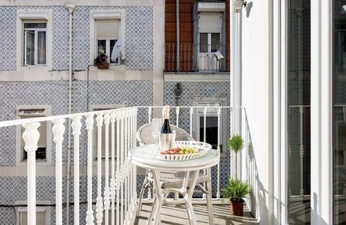 Lisbon Old Town Apartment | GuestHouse - Deluxe Double Room with Balcony (Room 7 Cherubs)