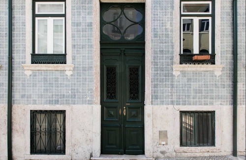 Lisbon Old Town Apartment | GuestHouse - Deluxe Double Room with Balcony (Room 7 Cherubs)